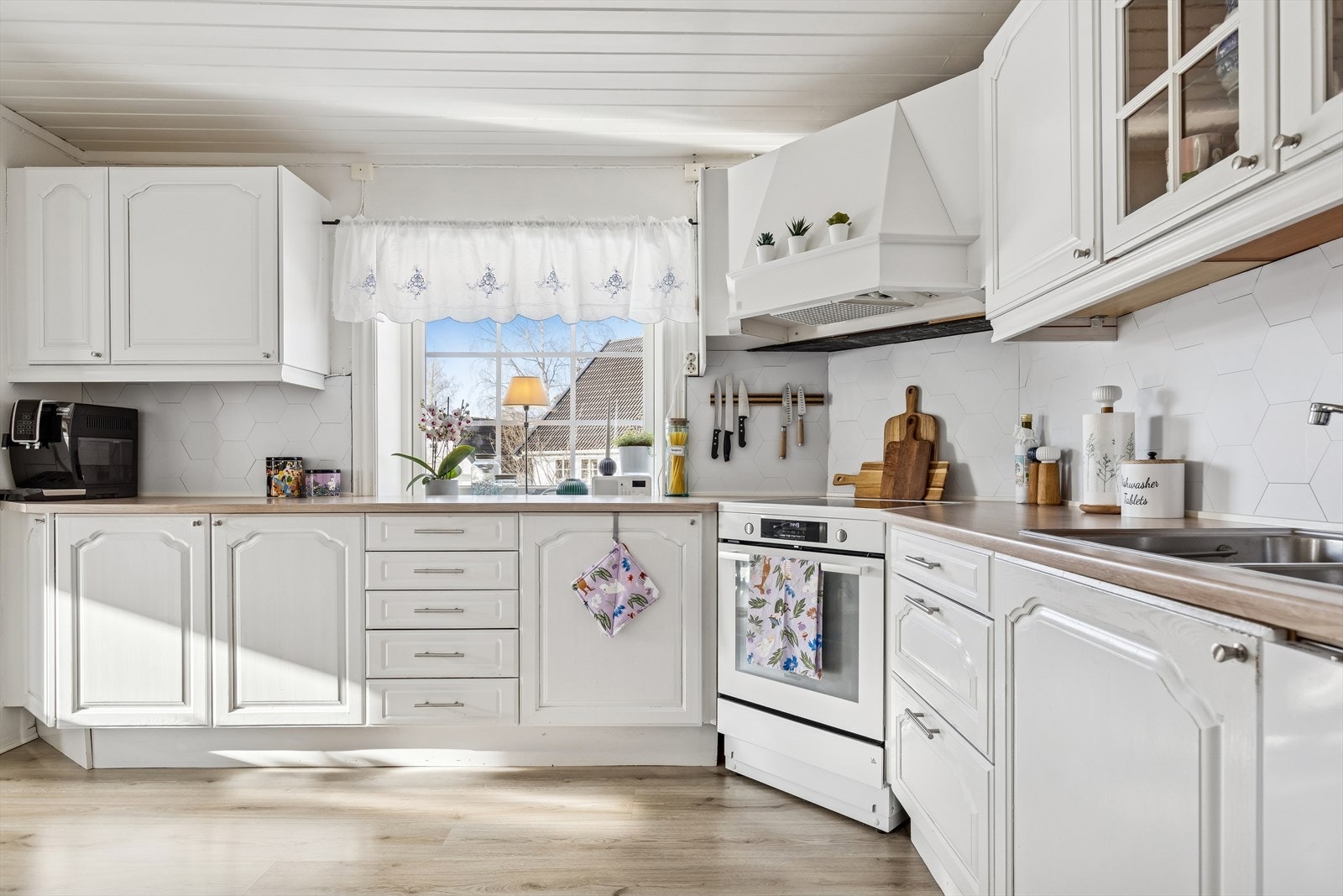 Godt med lagringsplass i både over- og underskap, samt ventilator med avtrekk ut. Galleribilde