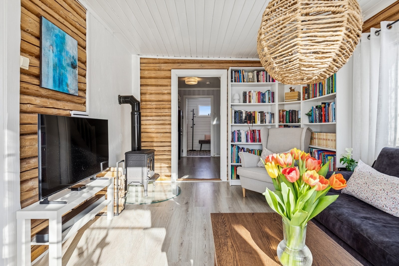 Fra stuen er det enkel adkomst til gangen og trappen opp til andre etasje. Galleribilde