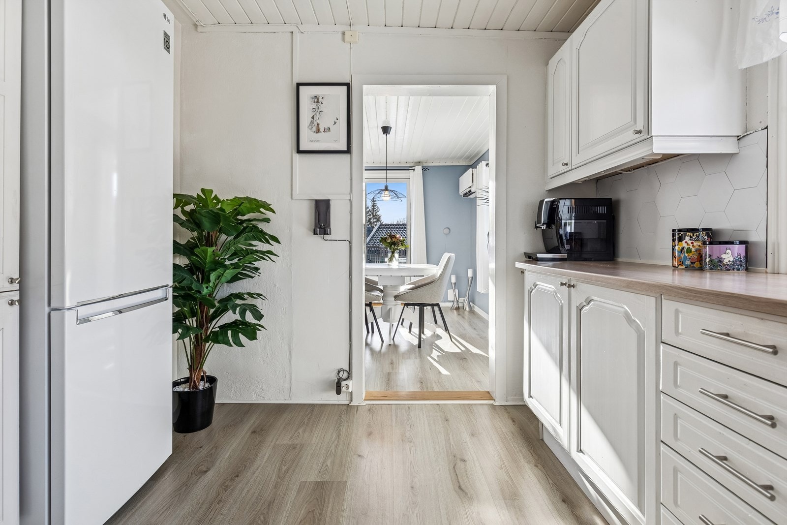 Kjøkkenet har plass til et fritstående kjøleskap med frysedel. Galleribilde