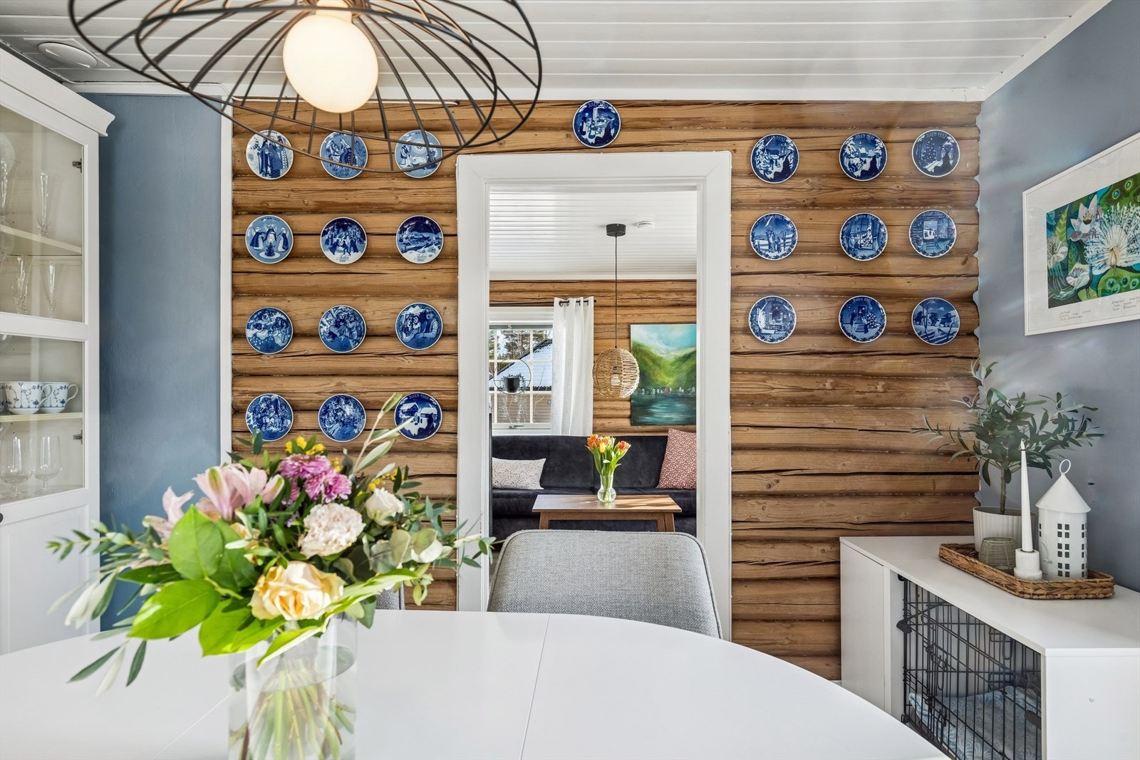 De synlige tømmerveggene er et gjennomgående element som binder rommene sammen. Galleribilde