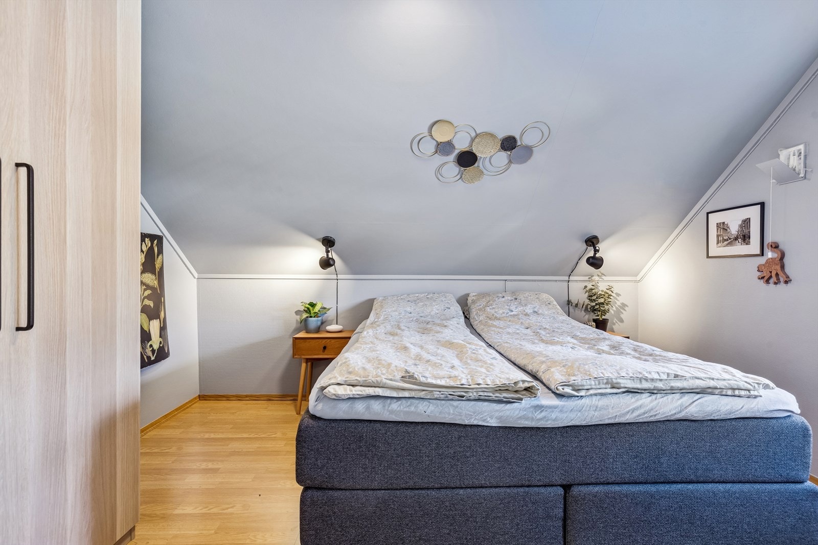 Hovedsoverommet har en god størrelse og plass til dobbeltseng. Galleribilde