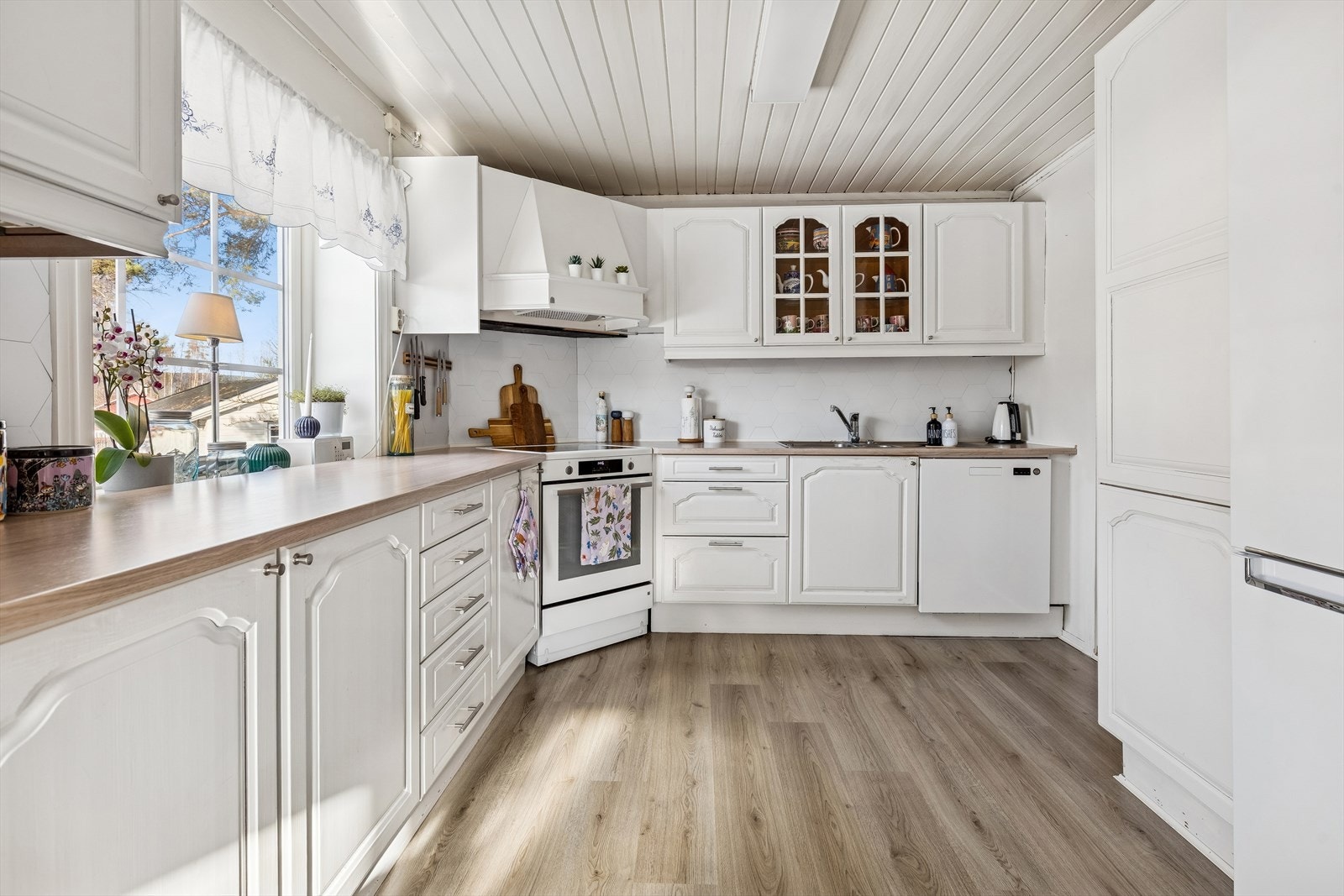 Innredningen har profilerte fronter og nisje i innredningen for komfyr og oppvaskmaskin. Galleribilde