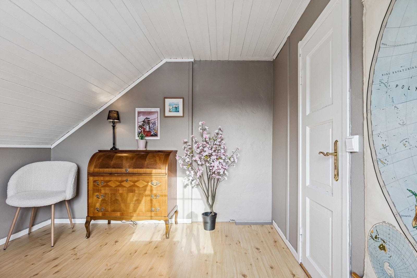 Soverommet har plass til oppbevaringsmøbler. Galleribilde