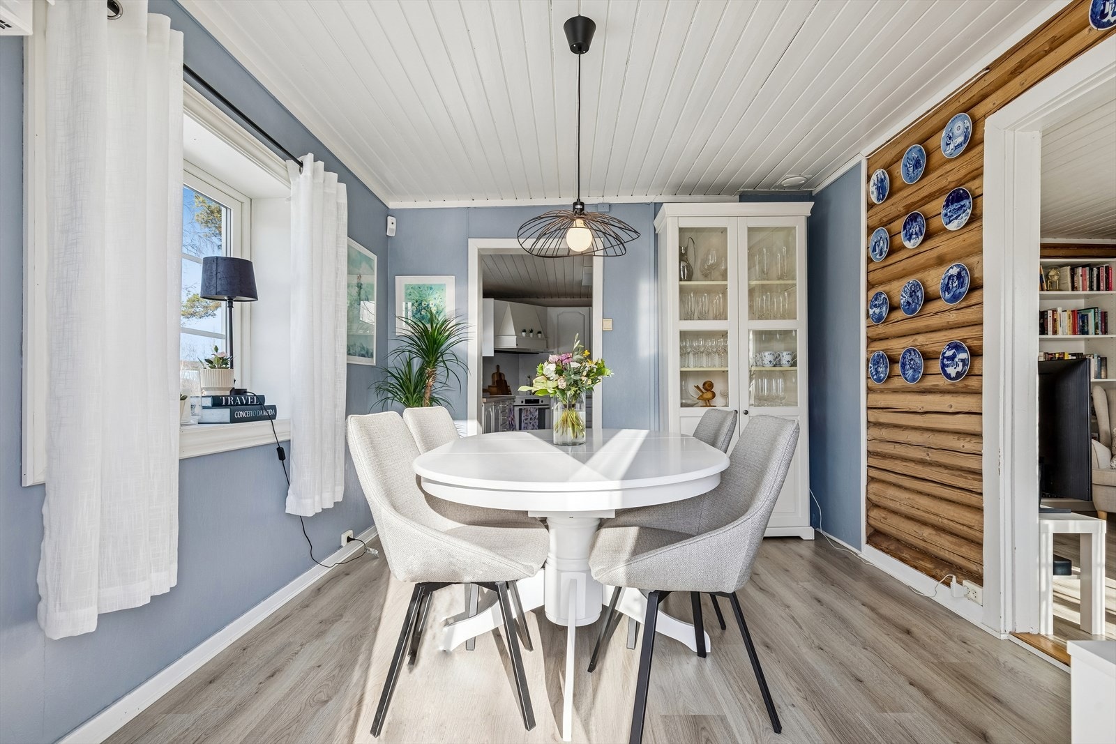 Spisestuen ligger i åpen forbindelse med stuen og har plass til et stort spisebord. Galleribilde