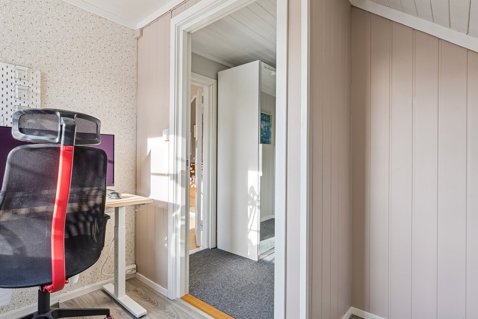 Hjemmekontoret gir fleksibilitet i hverdagen og har godt med dagslys. Det er plass til seng under skråtaket. Galleribilde