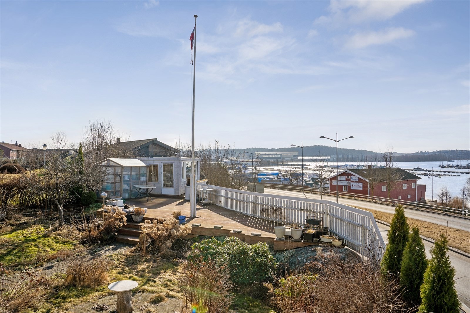 Eiendommen ligger høyt og solrikt til med utsikt mot Fjeldberg båthavn. Galleribilde