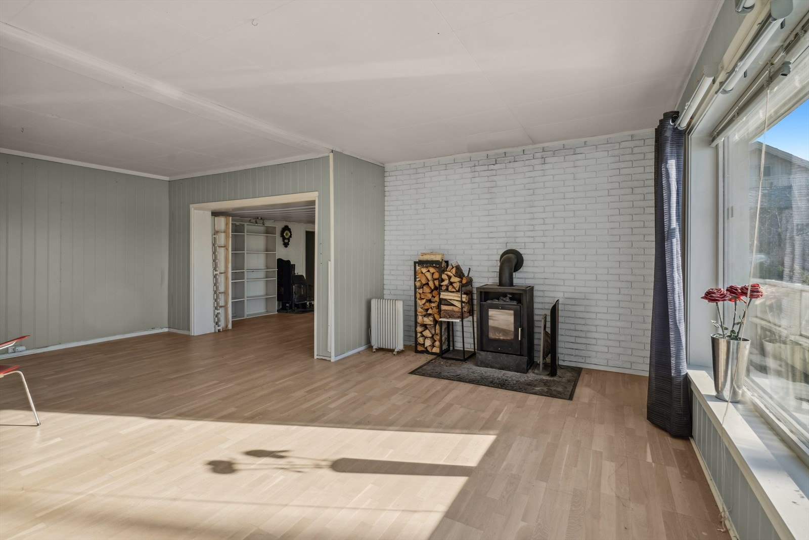 Stuen er lys og romslig med flere soner og møbleringsmuligheter. Galleribilde