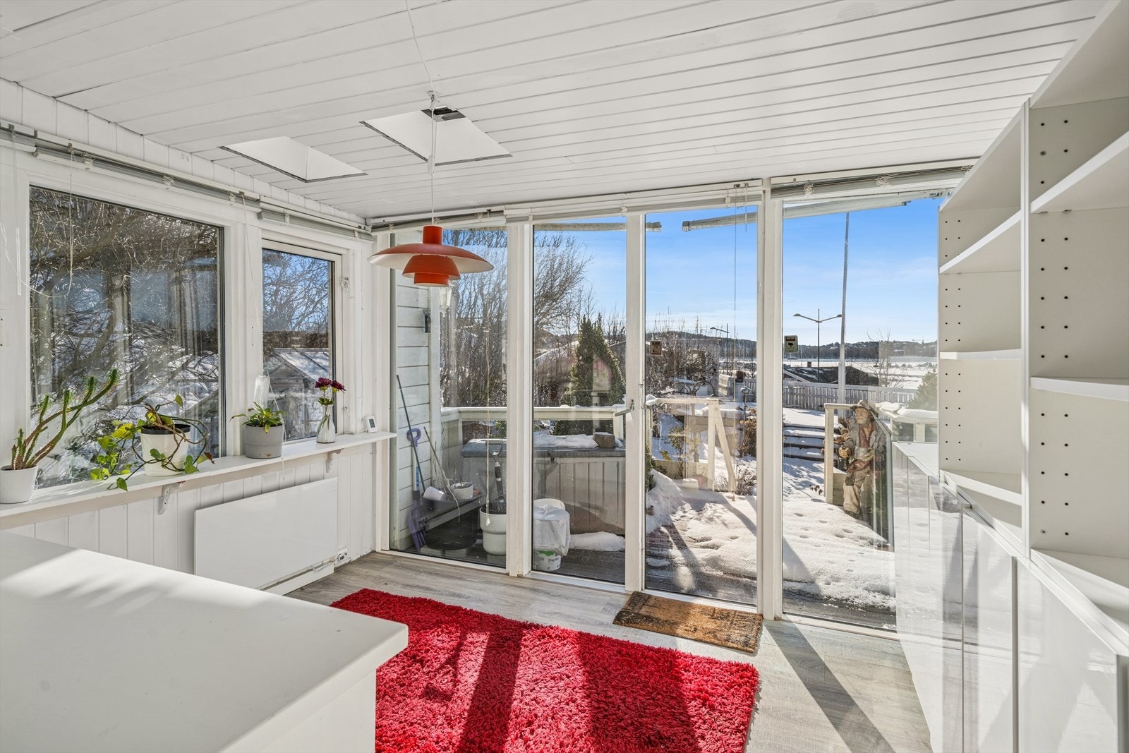 Fra kjøkkenet er det tilgang til en lys og hyggelig vinterhage. Galleribilde