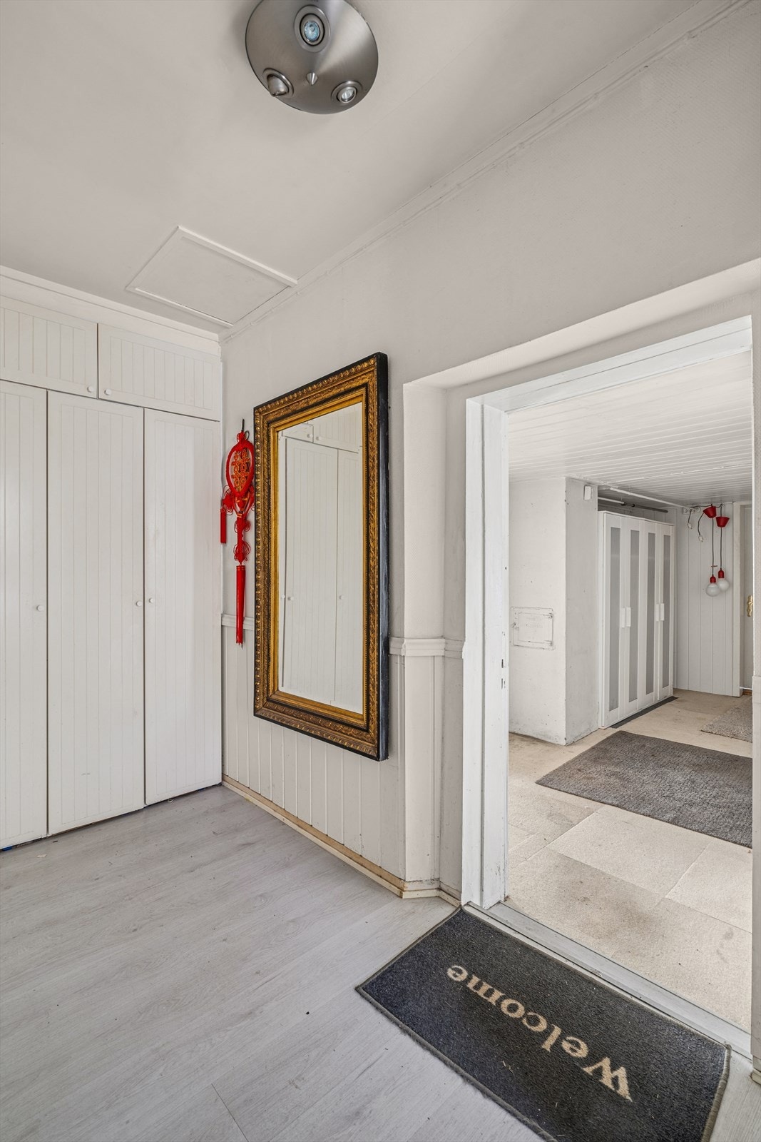 Entre med garderobe Galleribilde