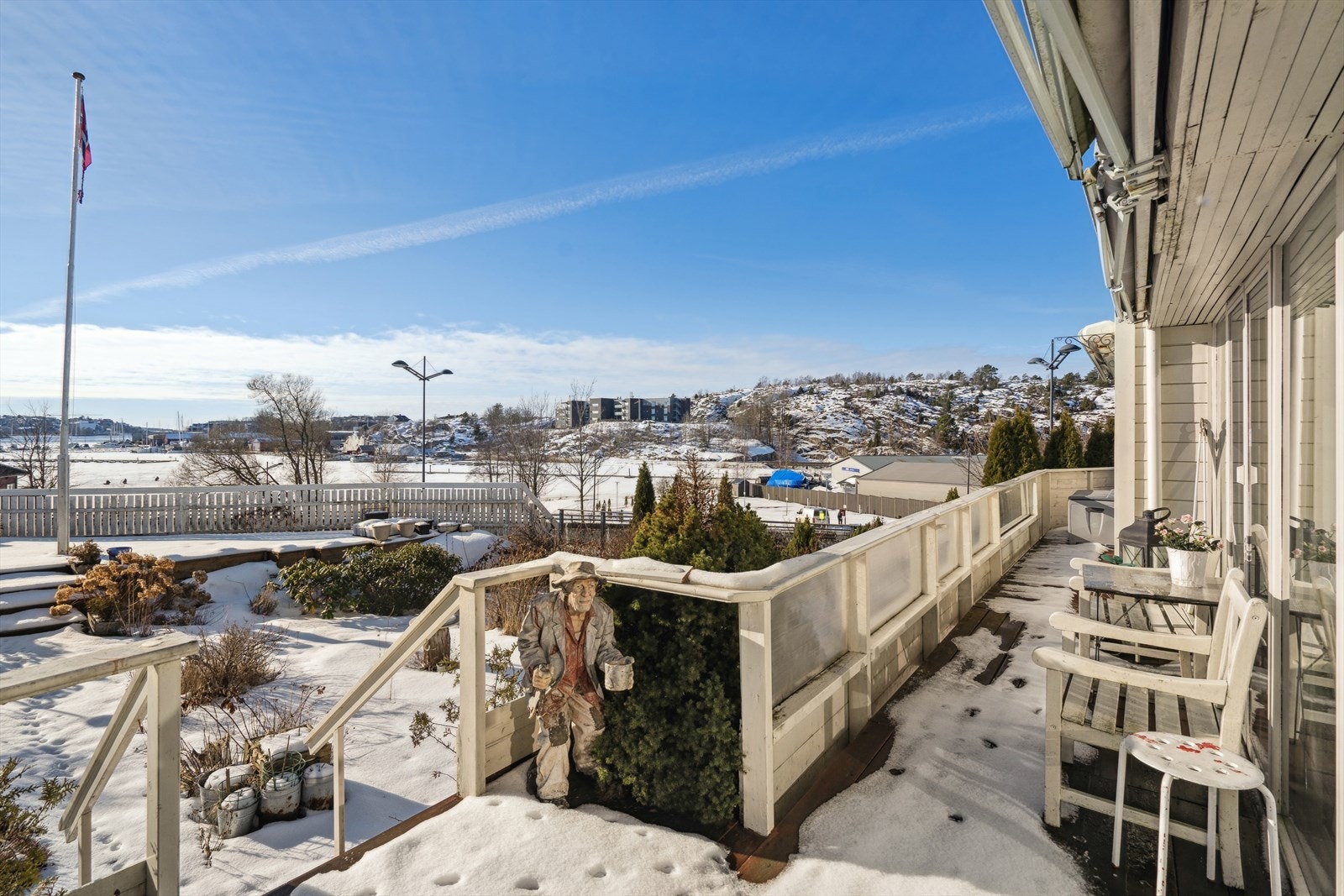 Fra stuen er det tilgang til en terrasse på ca 15 kvm. og en vinterhage. Galleribilde