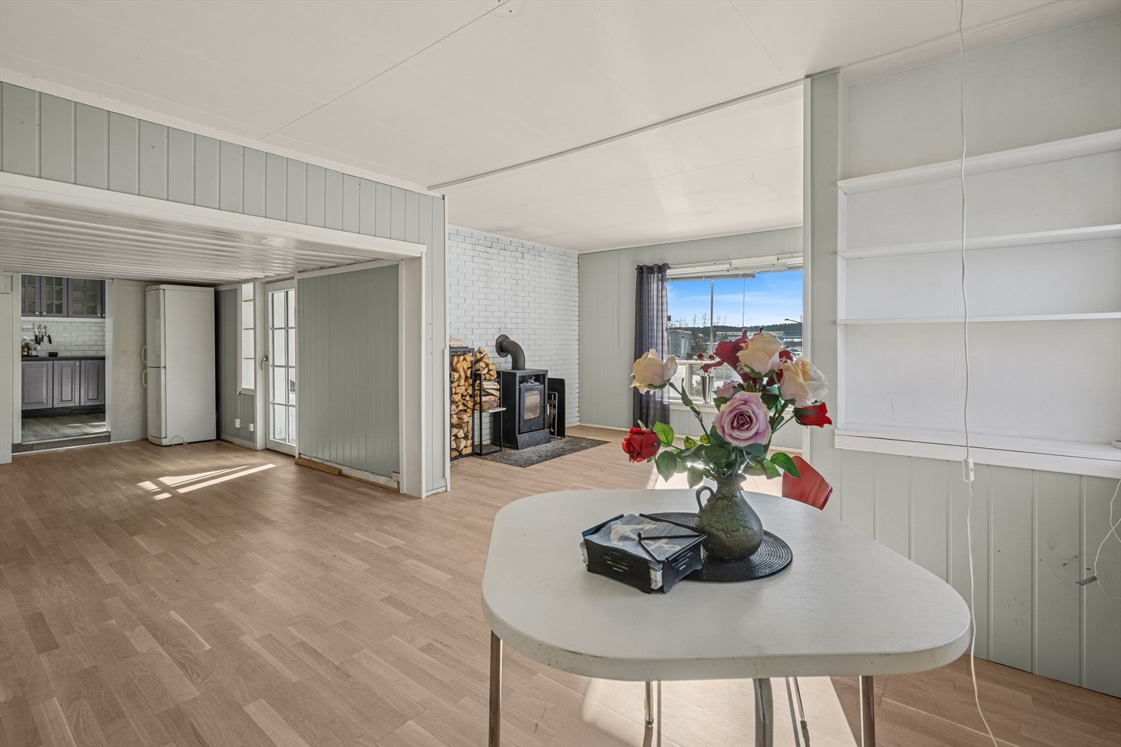 De store vindusflatene sørger for godt med naturlig lys, noe som skaper en god atmosfære. Galleribilde