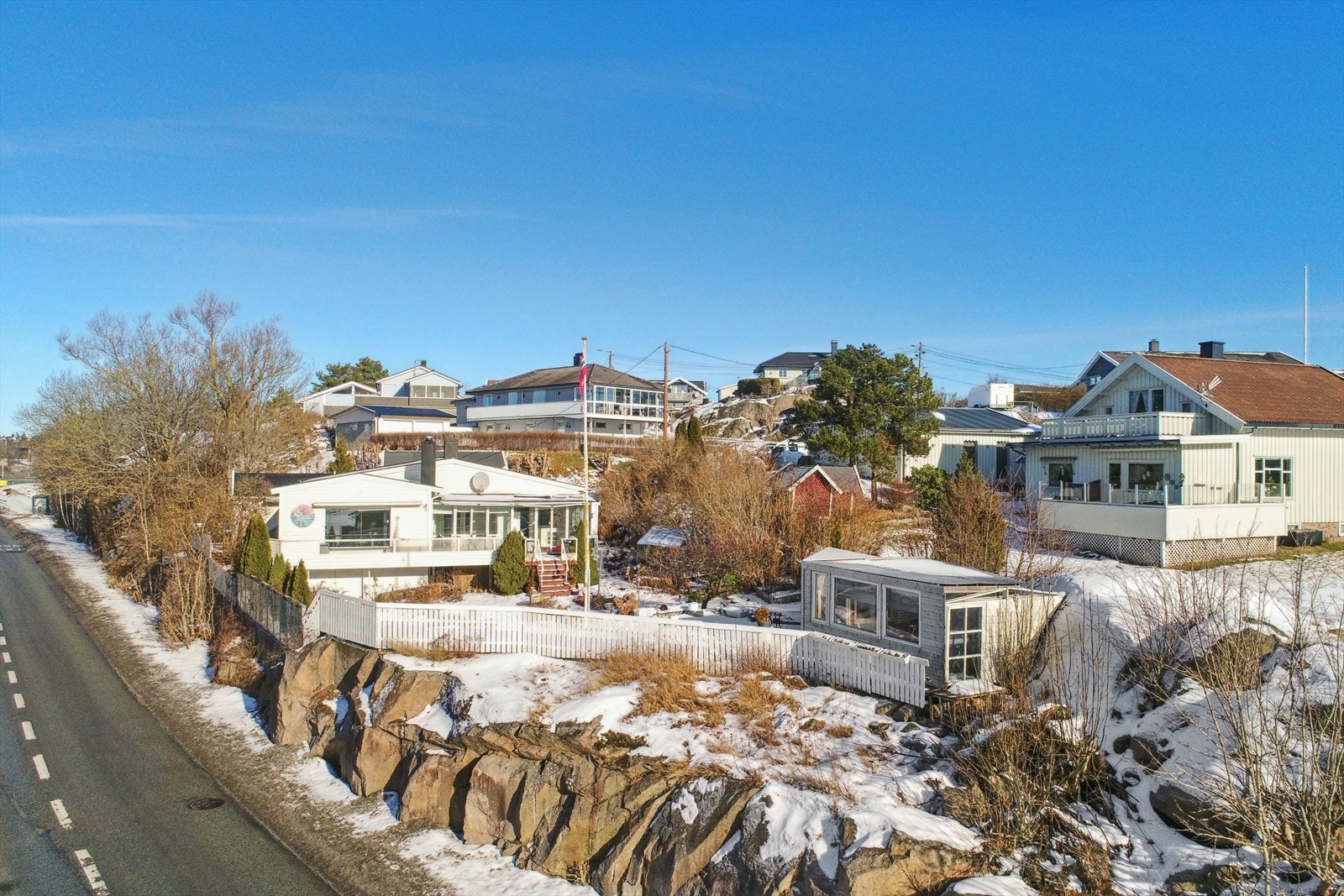 Fra eiendommen er det nærhet til flotte turmuligheter, båthavn, og alle fasiliteter du måtte trenge i hverdagen. Galleribilde