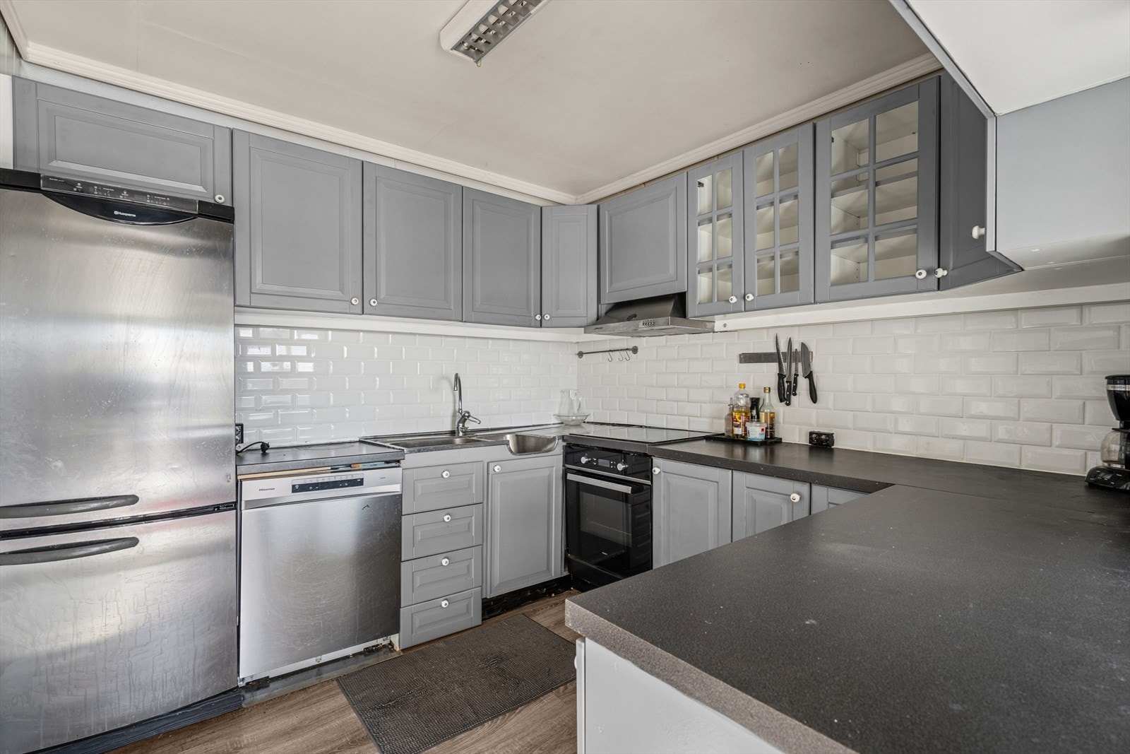 Innredningen består av både under- og overskap, og det er avsatt plass ved siden av innredningen til kjøleskap. Det er integrerte hvitevarer, inkludert nyere oppvaskmaskin, komfyr og kokeplate. Galleribilde