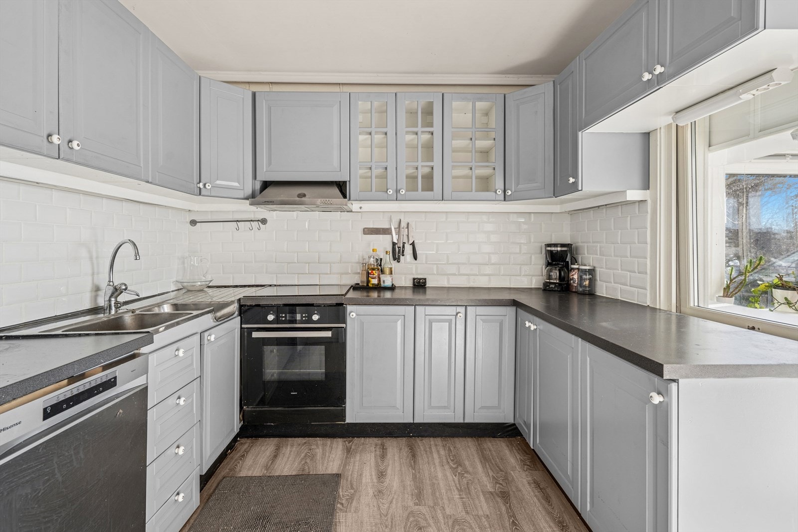 Kjøkkenet er innredet med profilerte fronter og benkeplater i laminat, samt nedfelt kjøkkenvask. Galleribilde