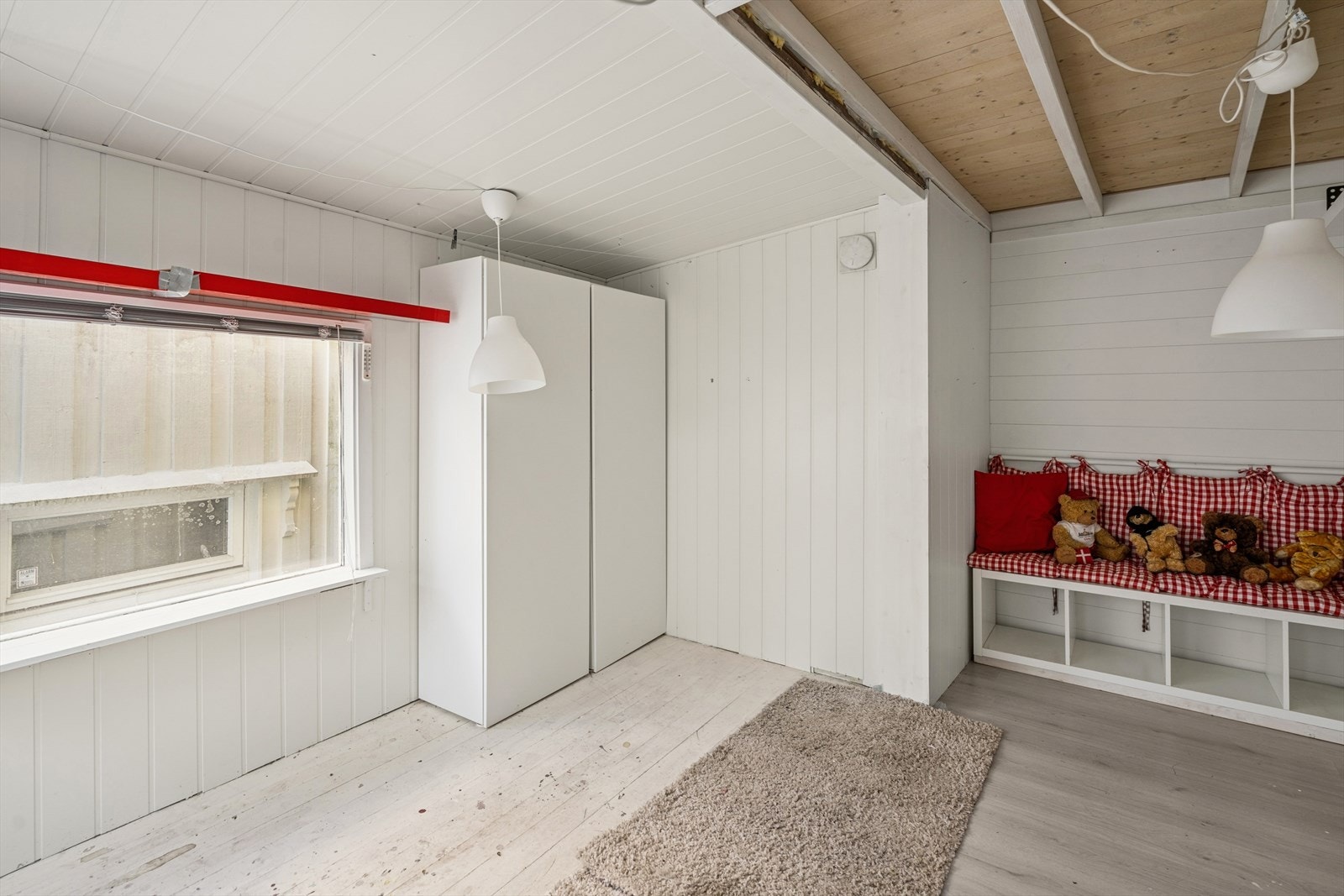 Annekset er trolig fra 2011, og er på ca 10 kvm. Det er innredet som oppholdsrom. Bygningen har etterslep på utvendig og innvendig vedlikehold. Det må påregnes påkostninger på bygningen. Galleribilde