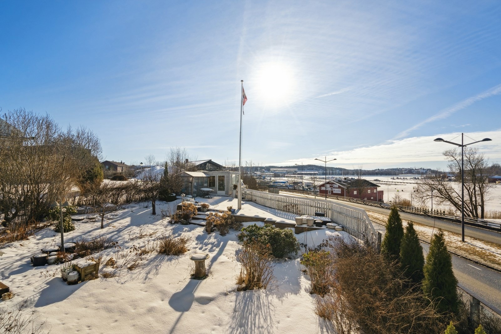Eiendommen ligger med utsikt mot sjøen/elven og kort vei til Fredrikstad sentrum. Galleribilde
