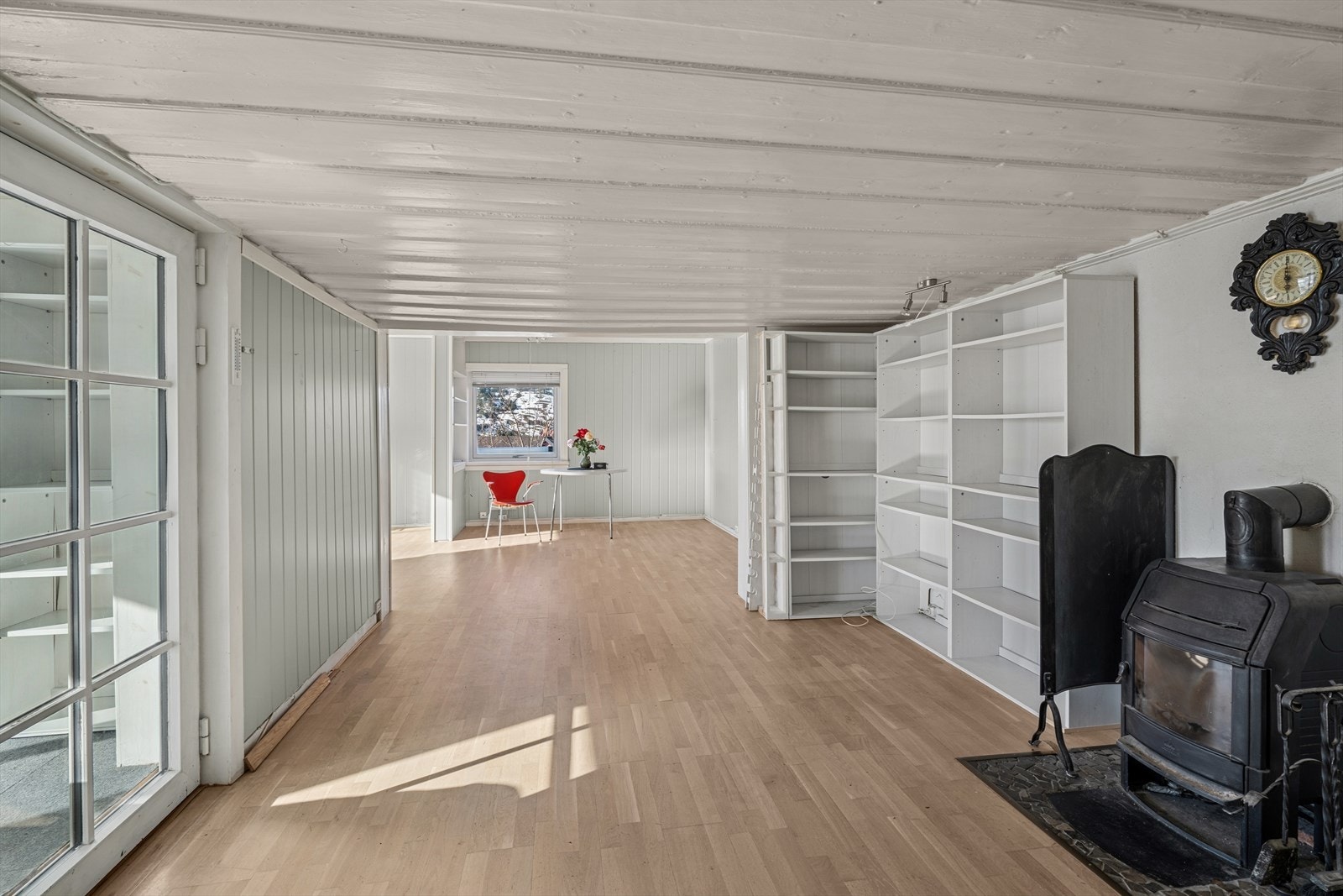 I stuen er det to peisovner som gir godt med varme på kalde høst- og vinterdager. Galleribilde