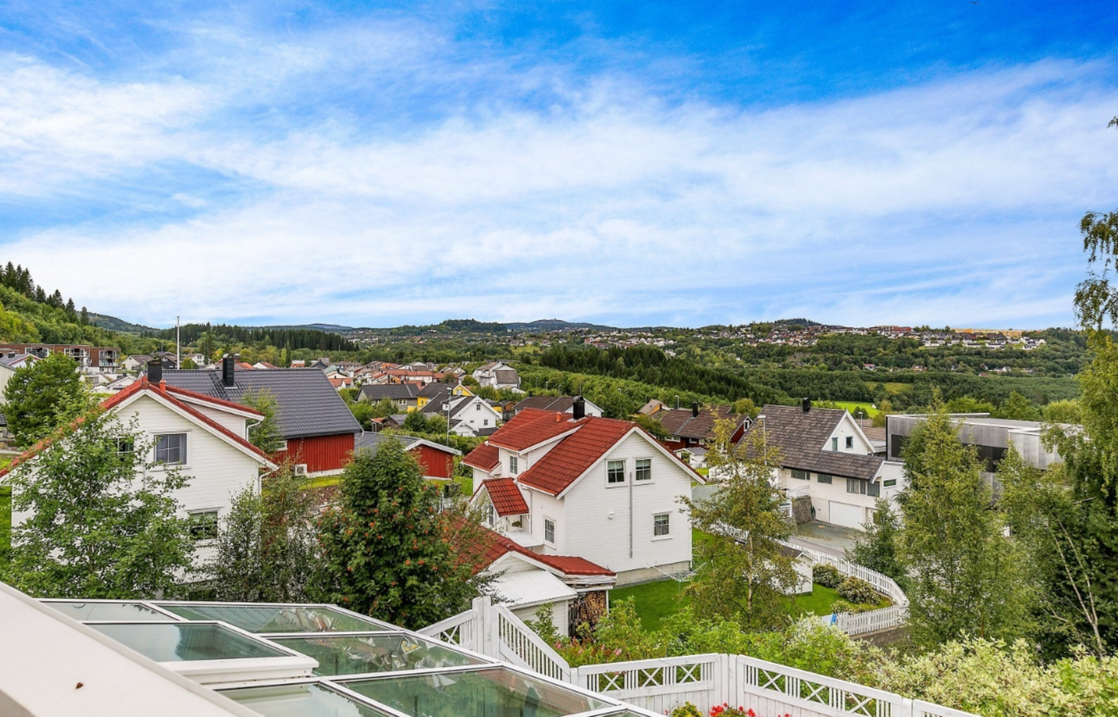 Utsikt fra boligen på sommerstid. Galleribilde