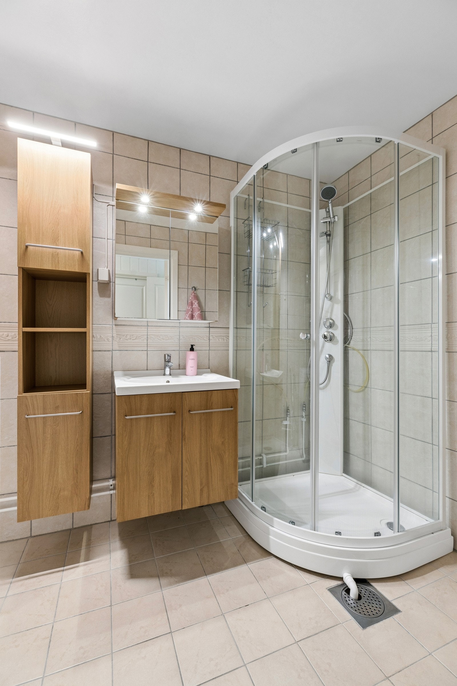 Et ryddig bad med lagring og dusj hjørnekabinett Galleribilde