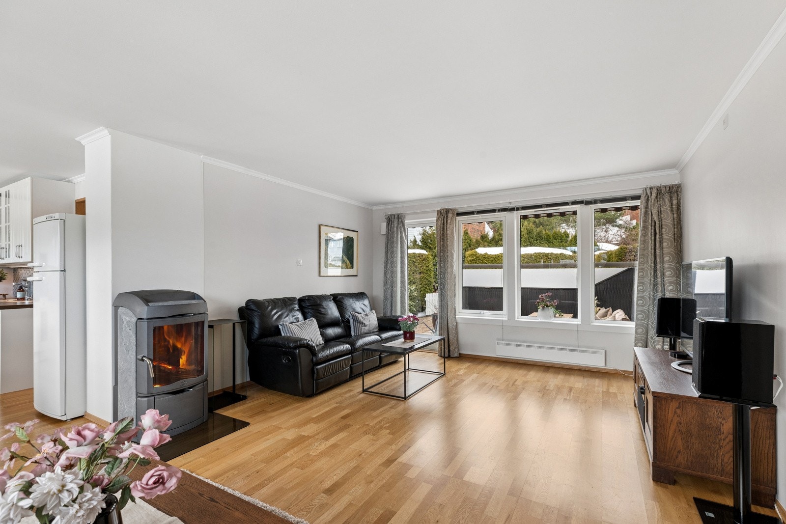 Stue med utsikt til hagen Galleribilde