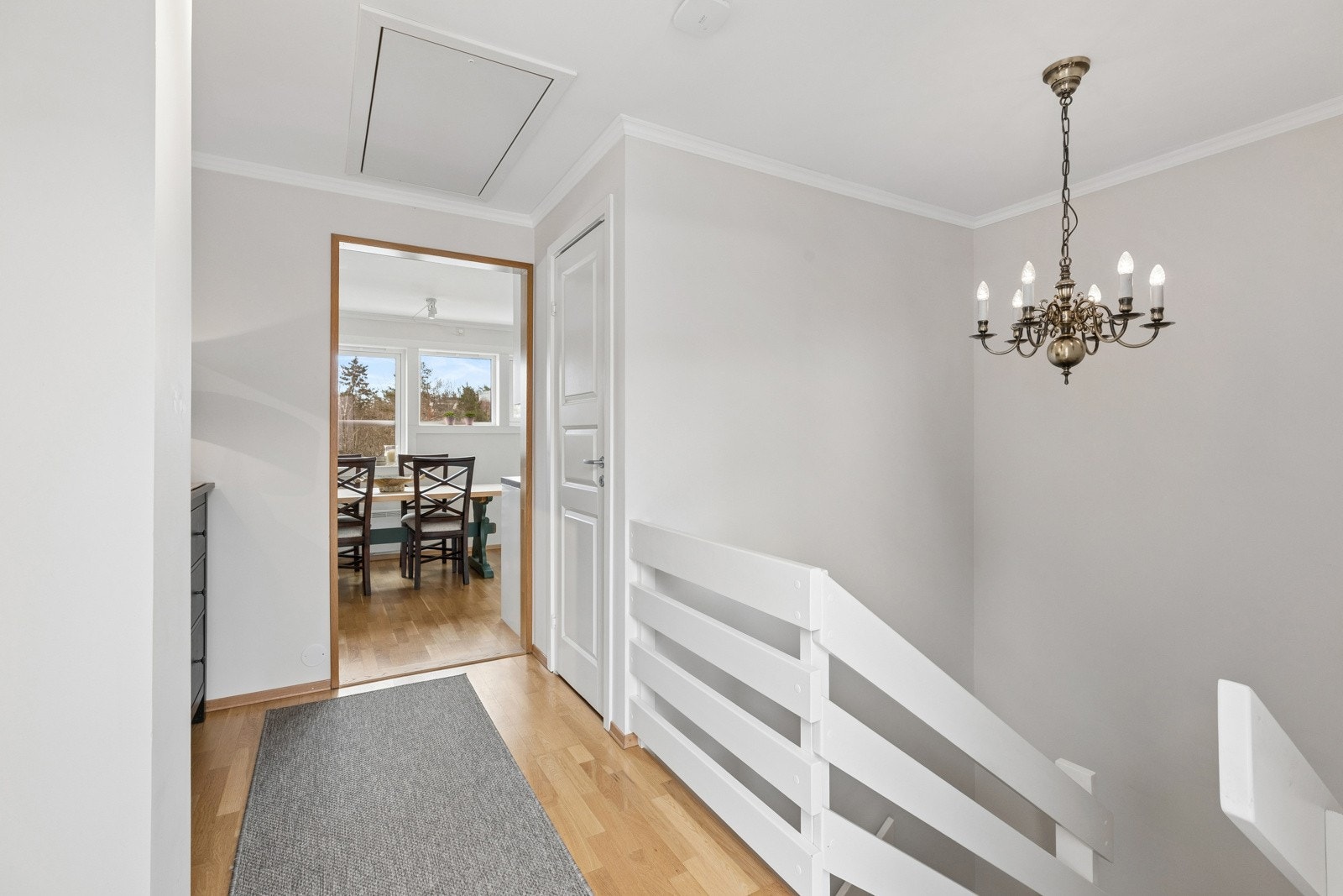 Luftig trappehus mellom etg. Galleribilde