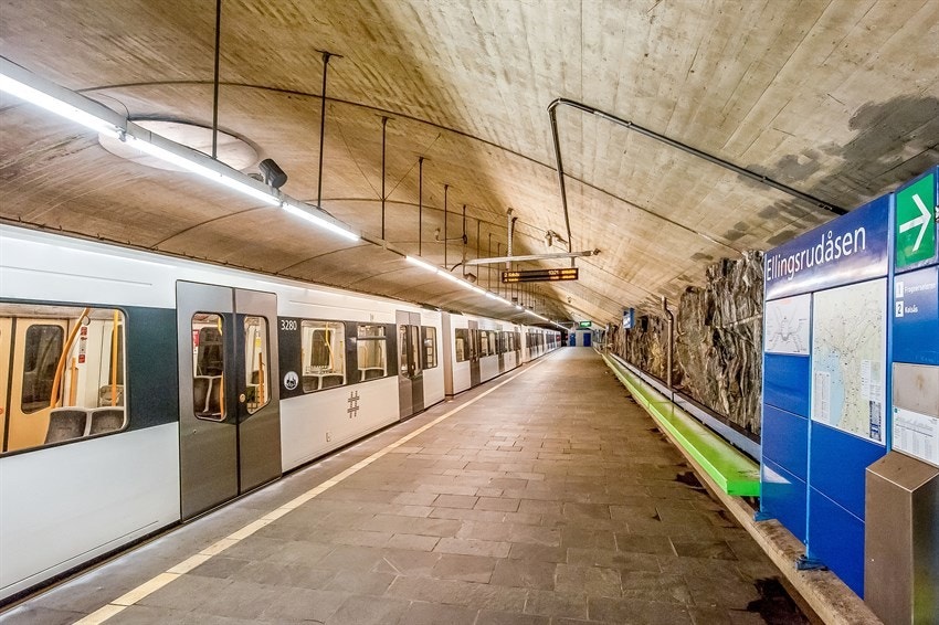 T-banen går punktlig til langt på kveld Galleribilde