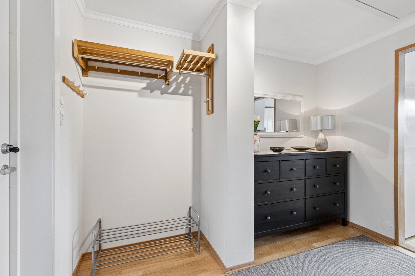 Entré med jakkeheng Galleribilde