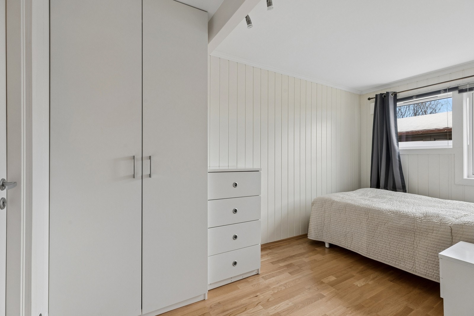 Soverom med garderobe og plass til dobbeltseng Galleribilde