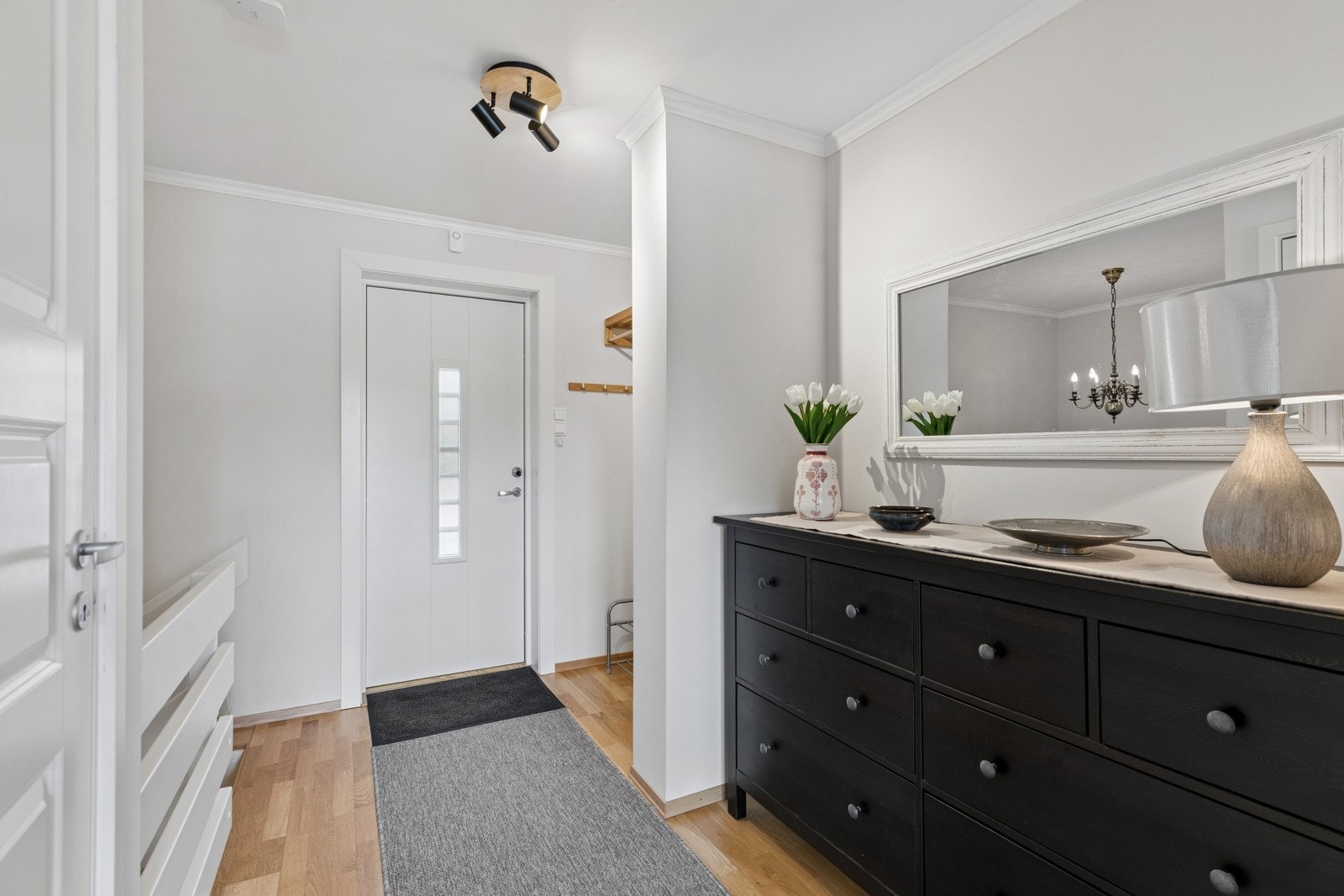 Stor kommode avløser jakkehenget Galleribilde