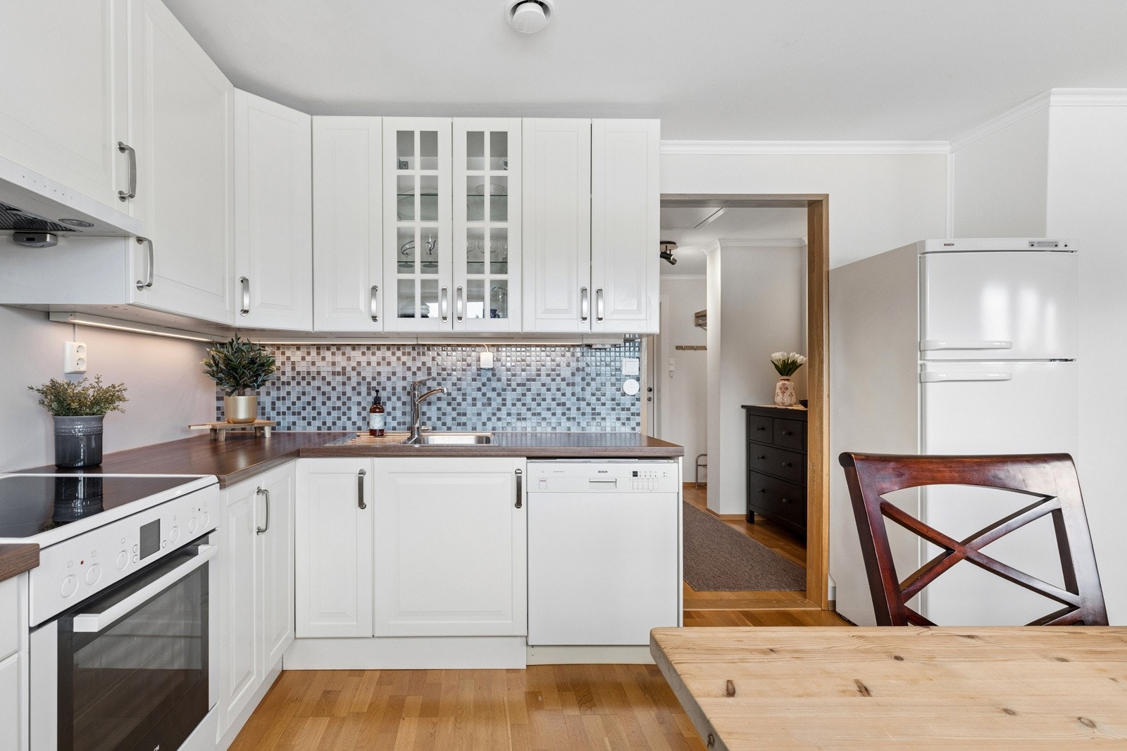 Kjøkken med mange skap og gode arbeidsbenker Galleribilde