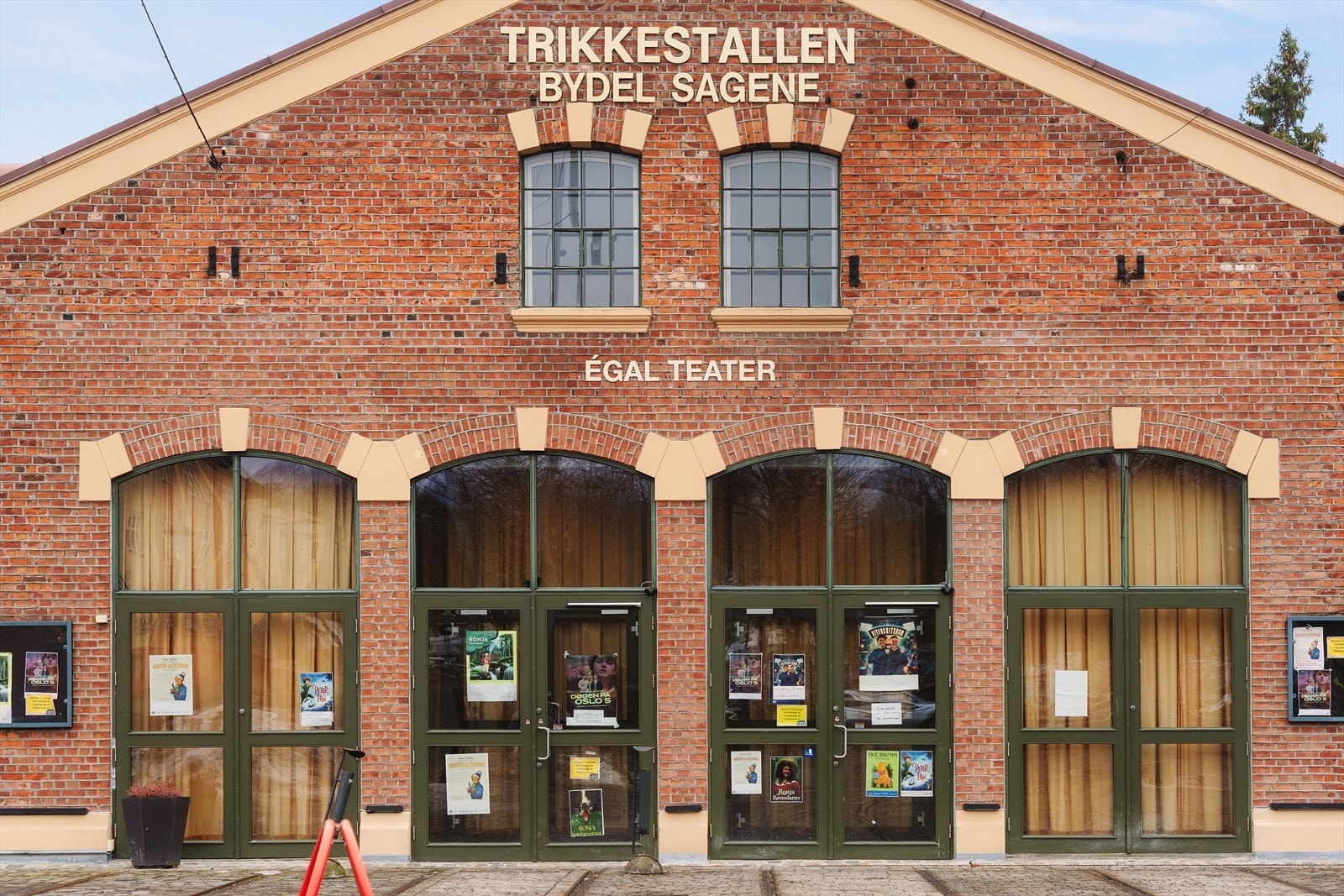 Trikkestallen på Torshov er et historisk bygg fra 1899 som i dag rommer teater, kulturarrangementer og aktiviteter for både barn og voksne. Galleribilde