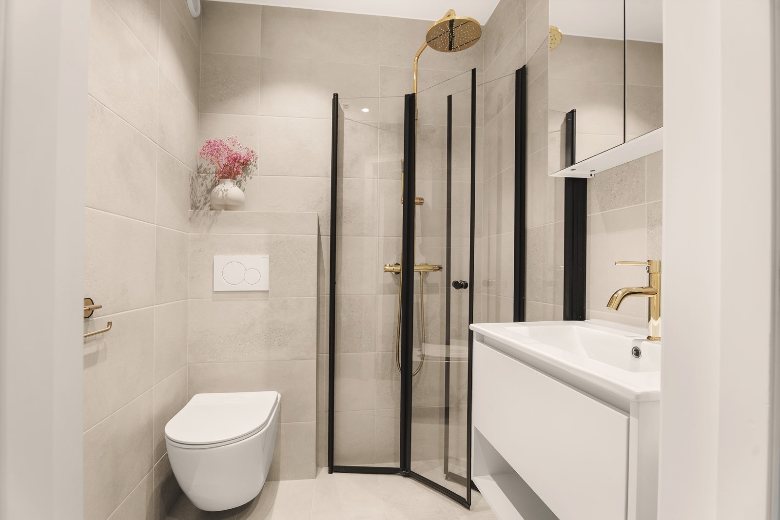 Delikat flislagt bad, totalrehabilitert i 2023, med gulvvarme. Innredet med servantskap med heldekkende servant, ettgreps blandebatteri og speilskap med integrert belysning. Dusjhjørne og vegghengt toalett Galleribilde