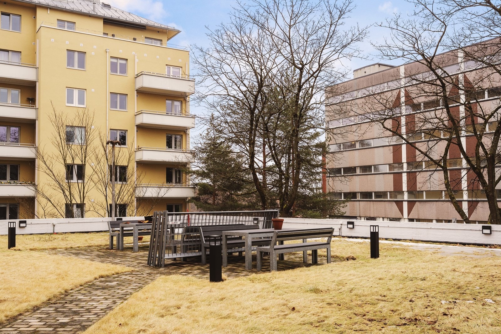 Sameiet har felles hage med gressplen og flere sittegrupper Galleribilde