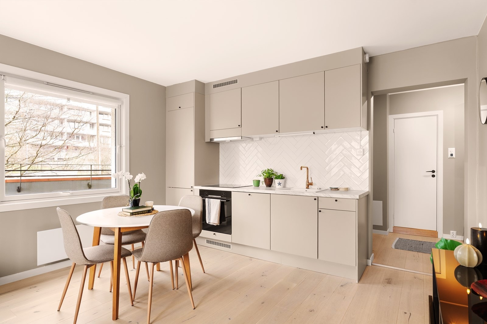 Epoq kjøkkenet er innredet med over- og underskap med slette fronter. Benkeplaten er i laminat med nedfelt servant og ettgreps blandebatteri. Det er fliser over benk, samt belysning og strømuttak under overskap. Galleribilde