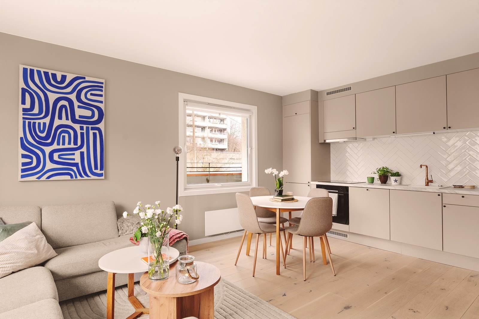 Leiligheten ble pusset opp i 2023. Det ble lagt ny 1-stavs parkett, nytt kjøkken og bad. Det elektriske anlegget ble også oppgradert i forbindelse med oppussingen Galleribilde