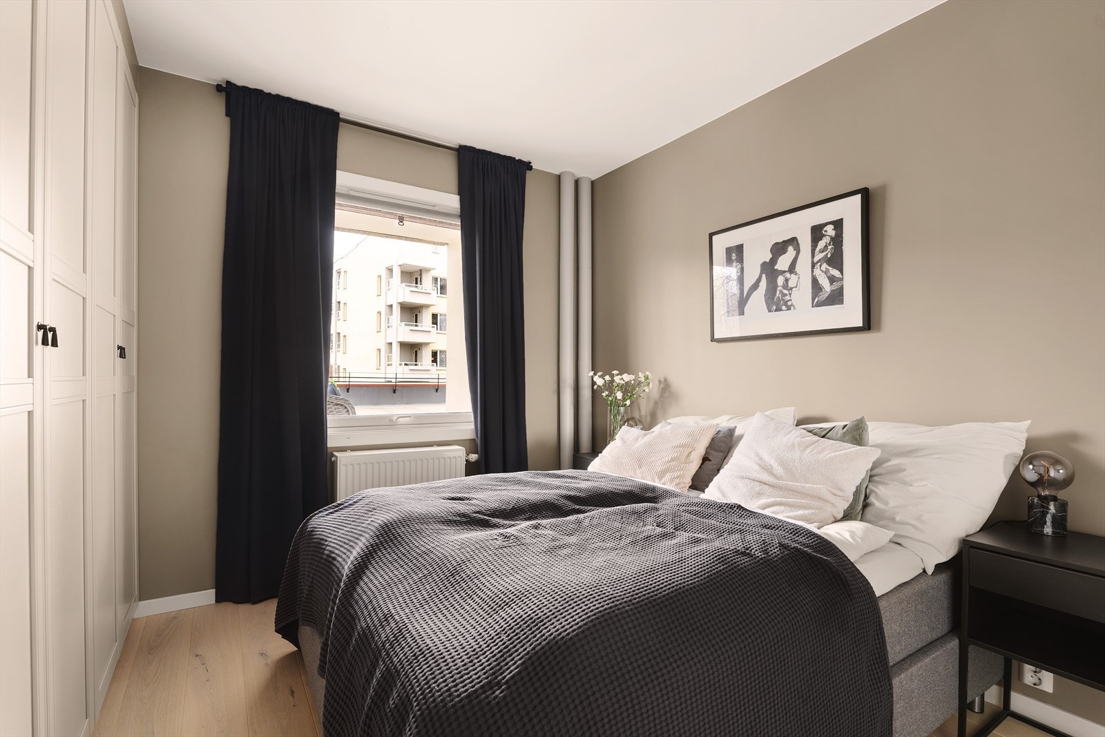 Svært romslig soverom med god plass til dobbeltseng med nattbord på hver side. Stort vindu gir masse naturlig lysinnslipp Galleribilde