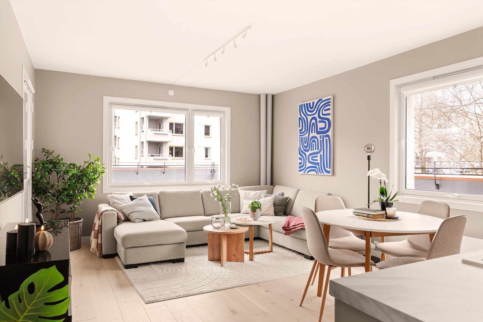 Lys og romslig stue av god størrelse, lett innredelig med sofa/tv-seksjon samt spisebord Galleribilde