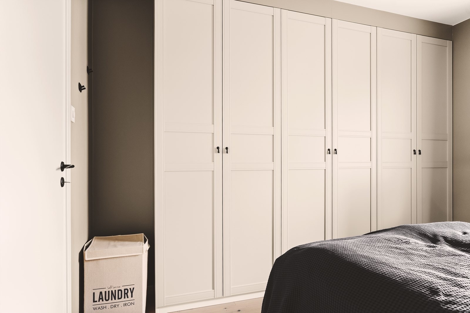 Svært gode muligheter for oppbevaring i innebygd klesskap Galleribilde