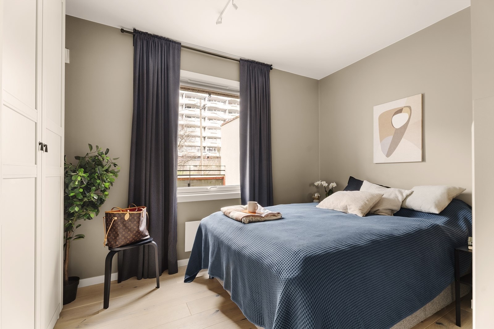 Soverom II er også av god størrelse med god plass til dobbeltseng Galleribilde