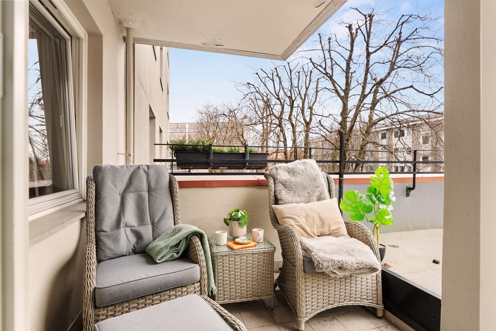 Koselig balkong med plass til utemøblement. Galleribilde