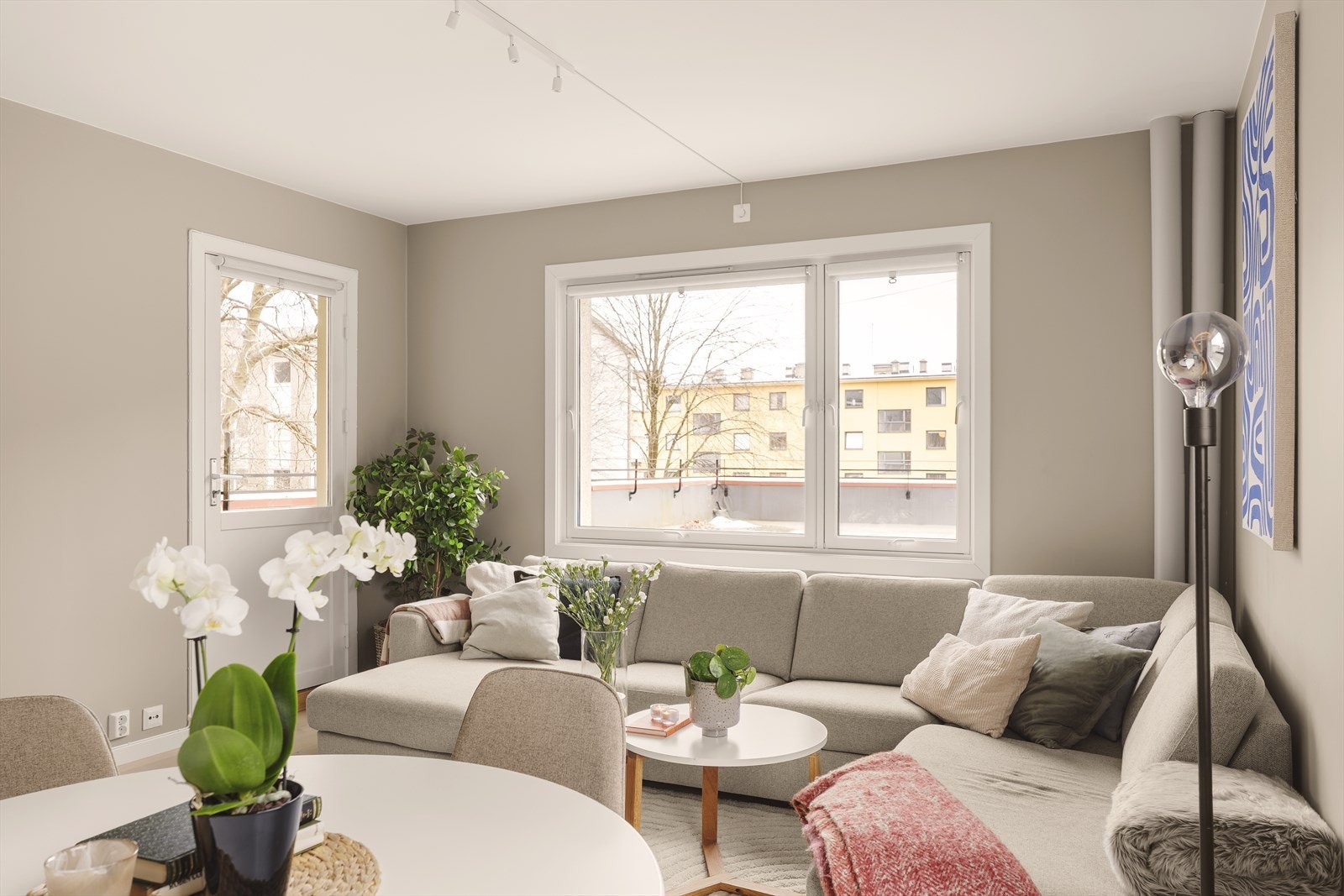 Store vindusflater som sørger for rikelig med lysinnslipp. Fra stuen har du utgang til balkong Galleribilde