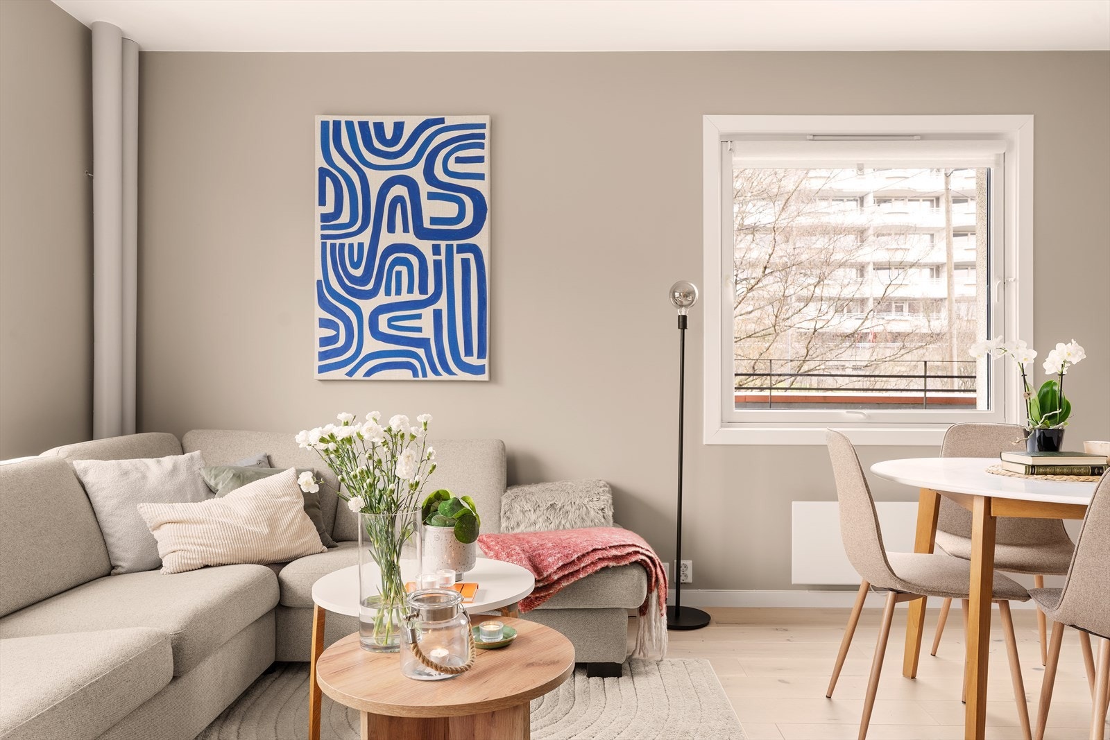 Leiligheten oppvarmes via radiatorer tilkoblet fjernvarme. Helt nye radiatorer ble installert i 2025 i regi av sameiet Galleribilde