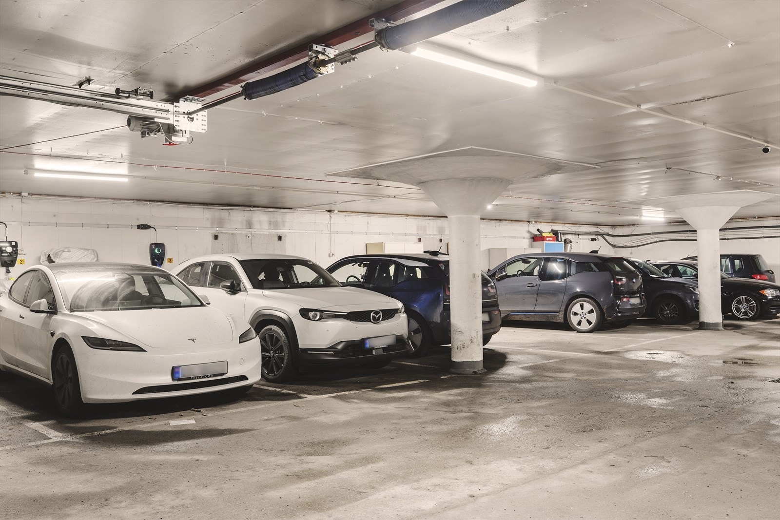 Det medfølger garasjeplass i felles garasjeanlegg. Sameiet har tilrettelagt for oppføring av lader til el-bil. Dette påkostes av eier Galleribilde