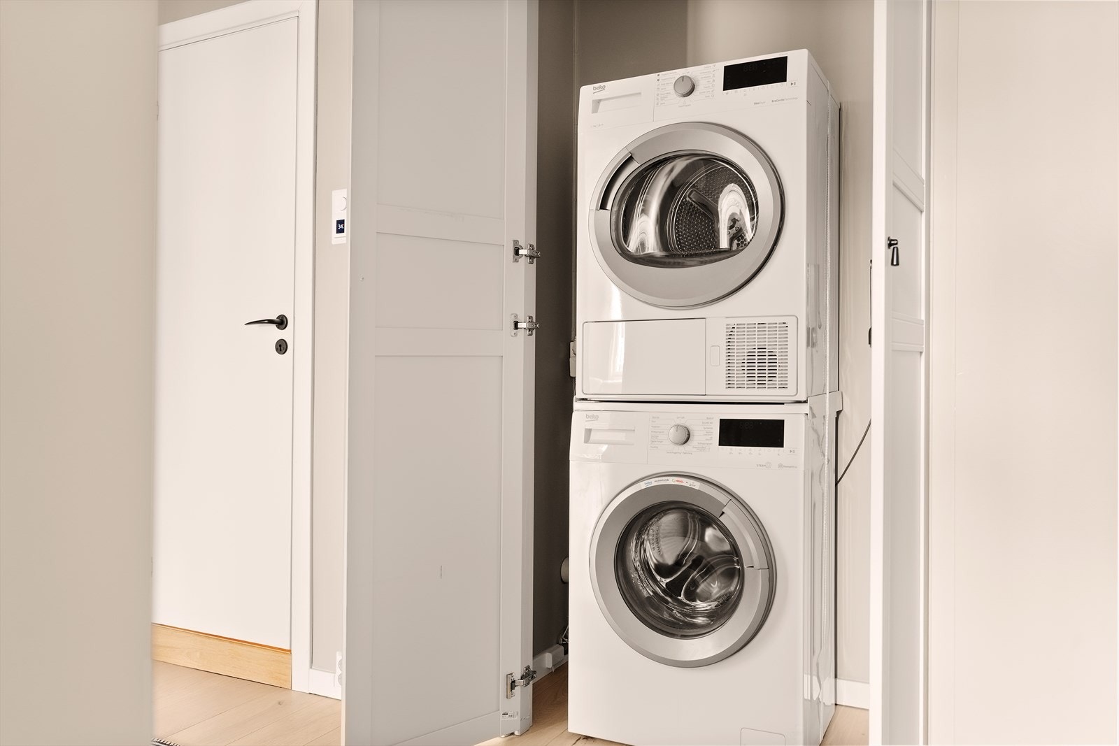 I enté/gang har du en egen nisje for full vaskesøyle (vaskemaskin + tørketrommel). Galleribilde