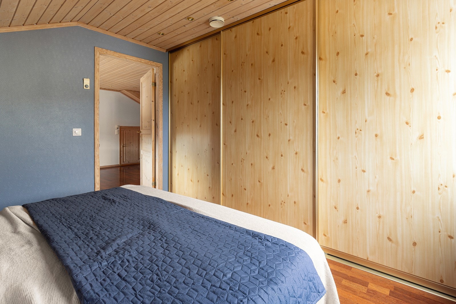 En stor skyvedørsgarderobe gir rikelig med oppbevaringsplass. Galleribilde