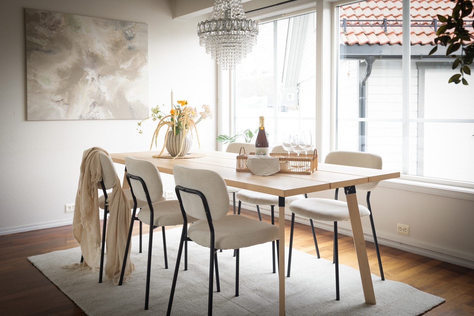 Spisestuen har god plass til langbord for hyggelige sammenkomster med familie og venner. Galleribilde