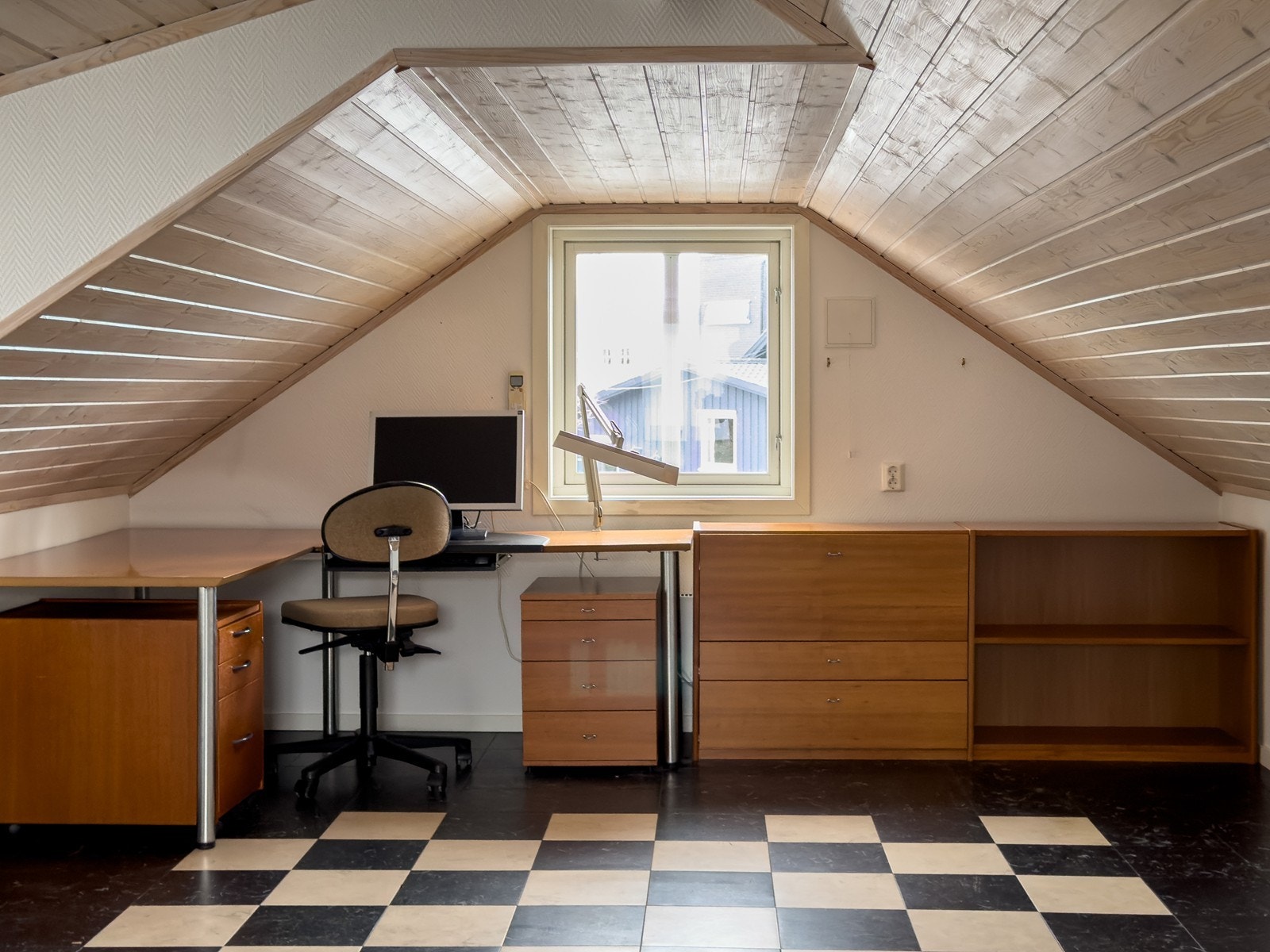 Rommet har vinylfliser på gulvet og panel i himlingen. Galleribilde