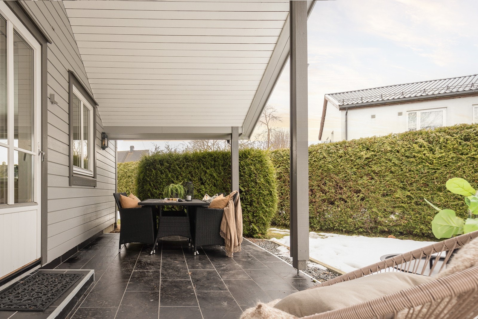 Takoverbygget gjør at uteplassen kan benyttes selv om været ikke er på topp. Galleribilde
