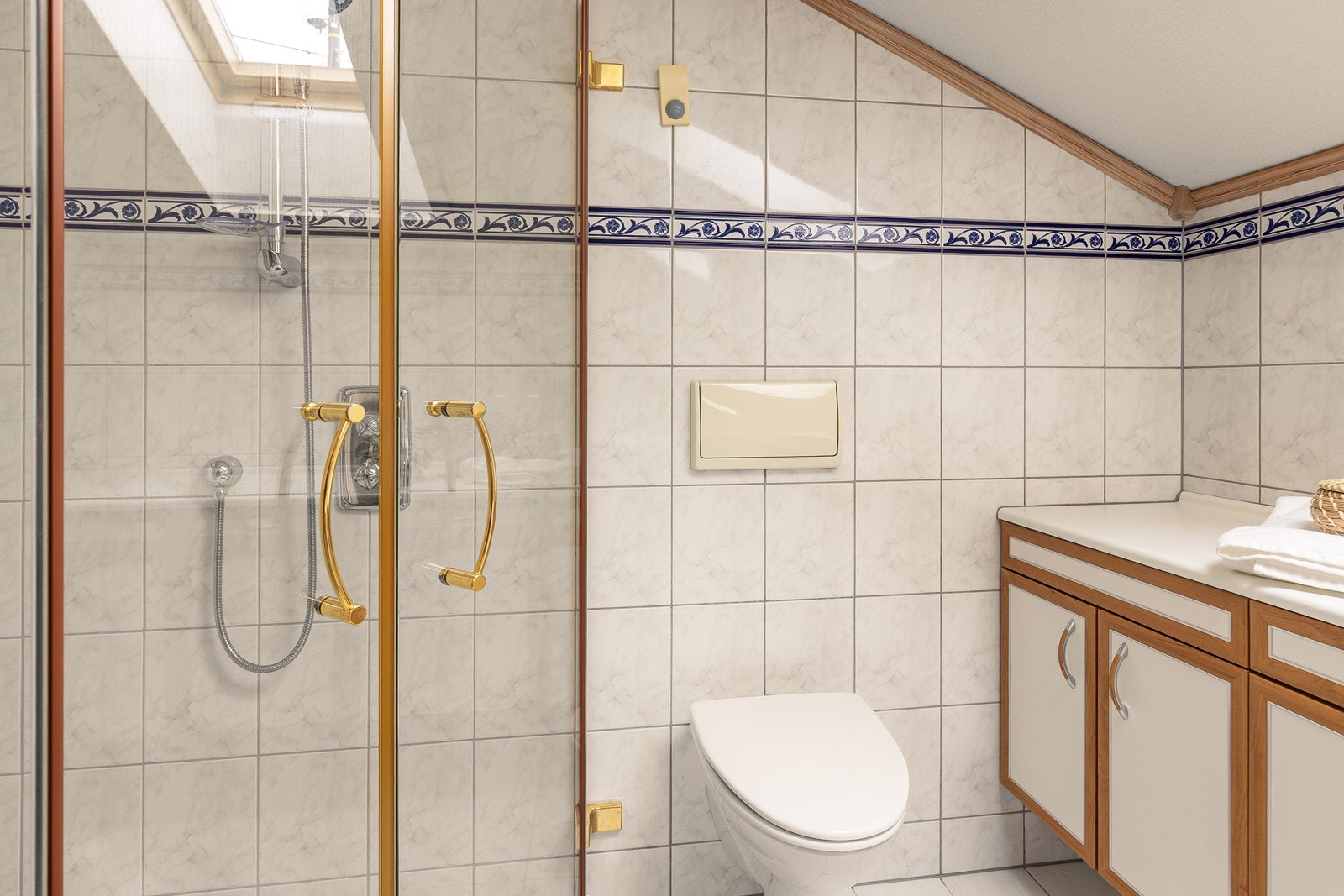 Også dette badet har veggmontert WC og dusjhjørne med glassdører. Galleribilde