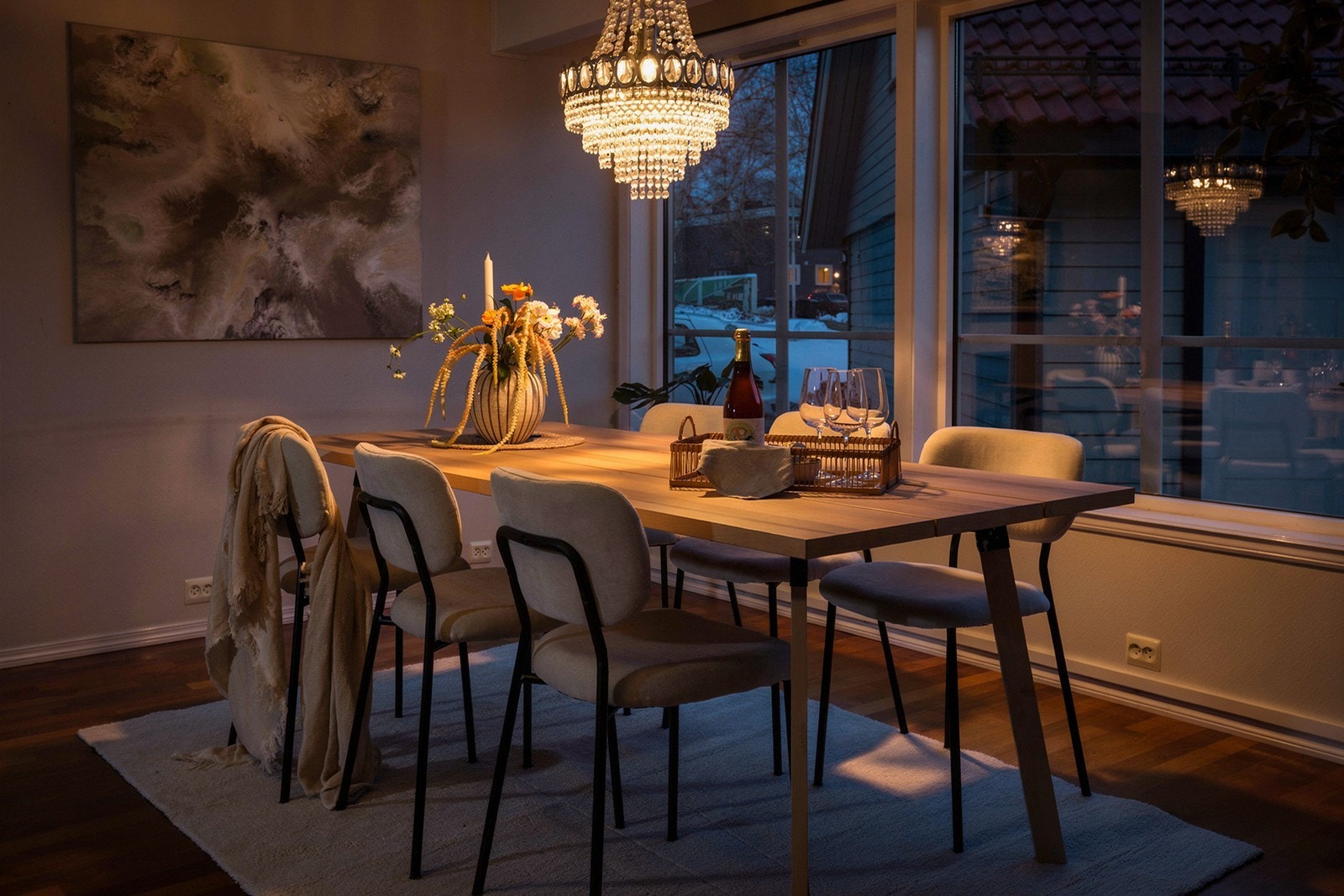 Trivelig og lun atmosfære på kveldstid. Galleribilde